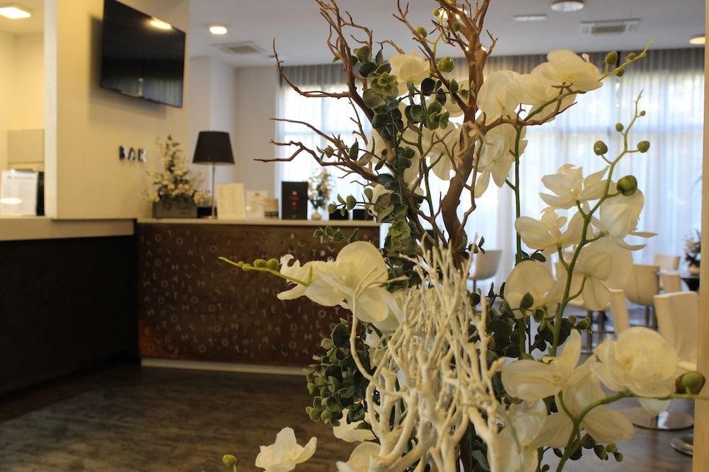 Ih Hotels Milano Lorenteggio מראה חיצוני תמונה