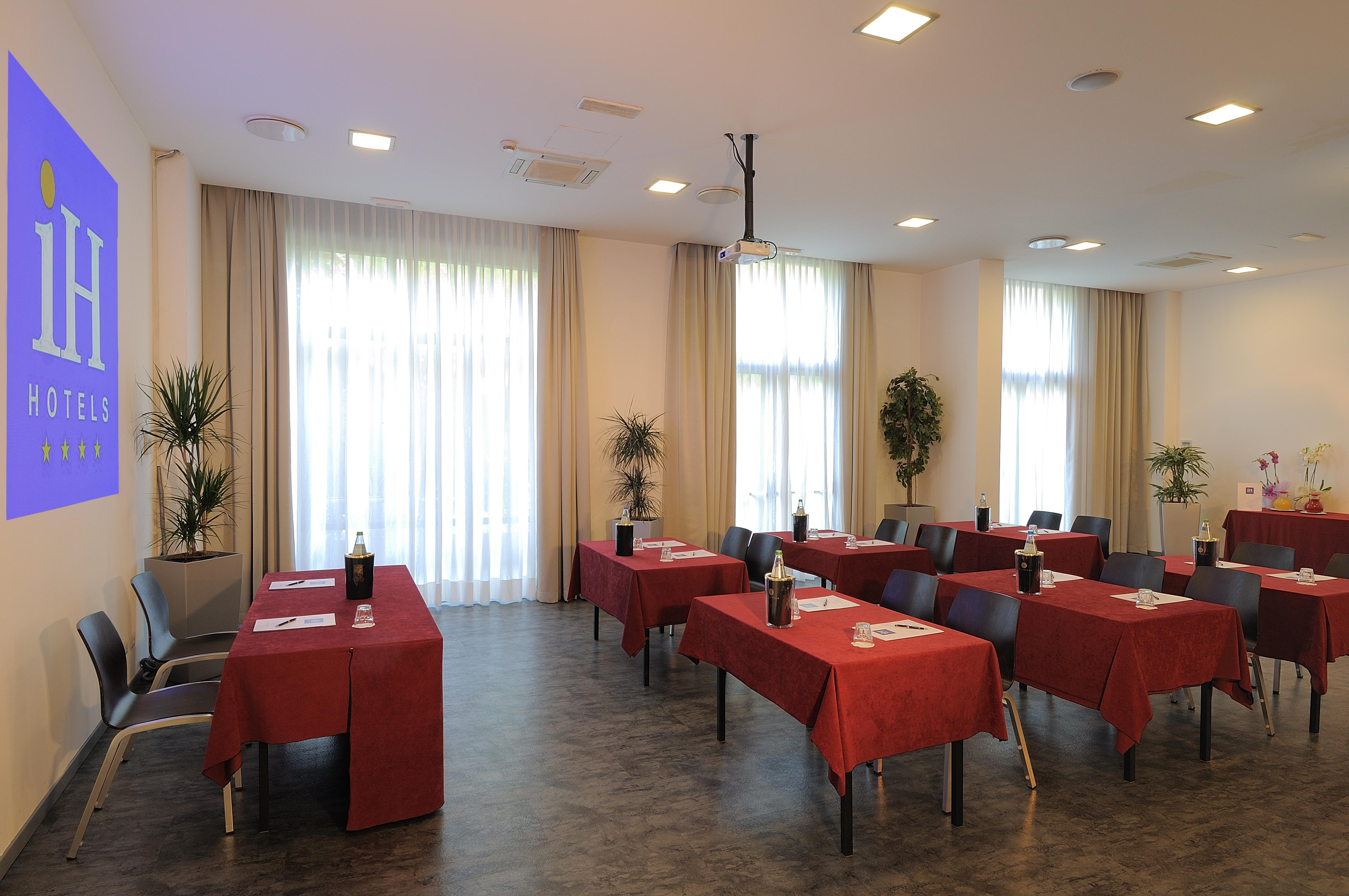 Ih Hotels Milano Lorenteggio מראה חיצוני תמונה