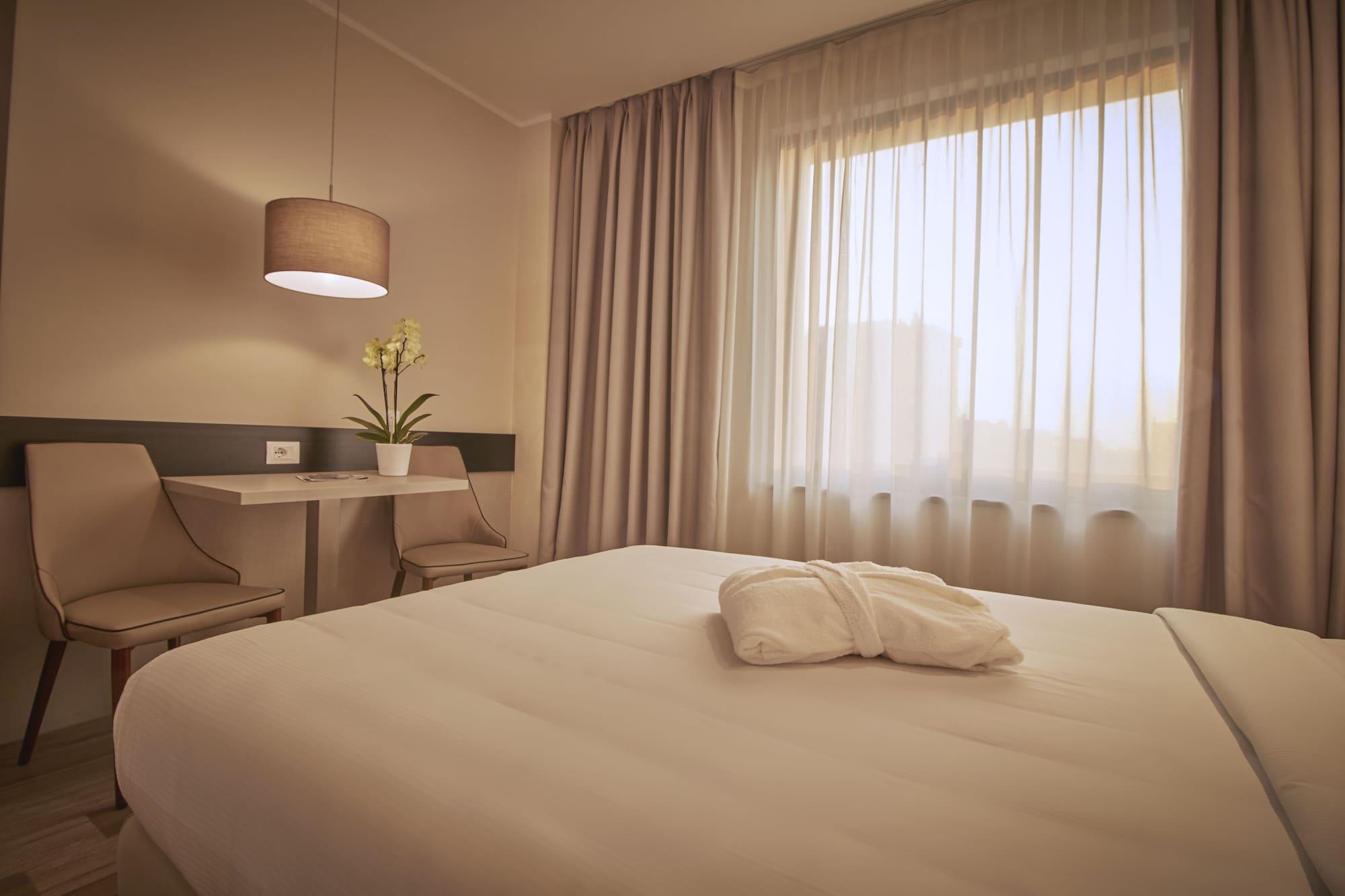 Ih Hotels Milano Lorenteggio מראה חיצוני תמונה