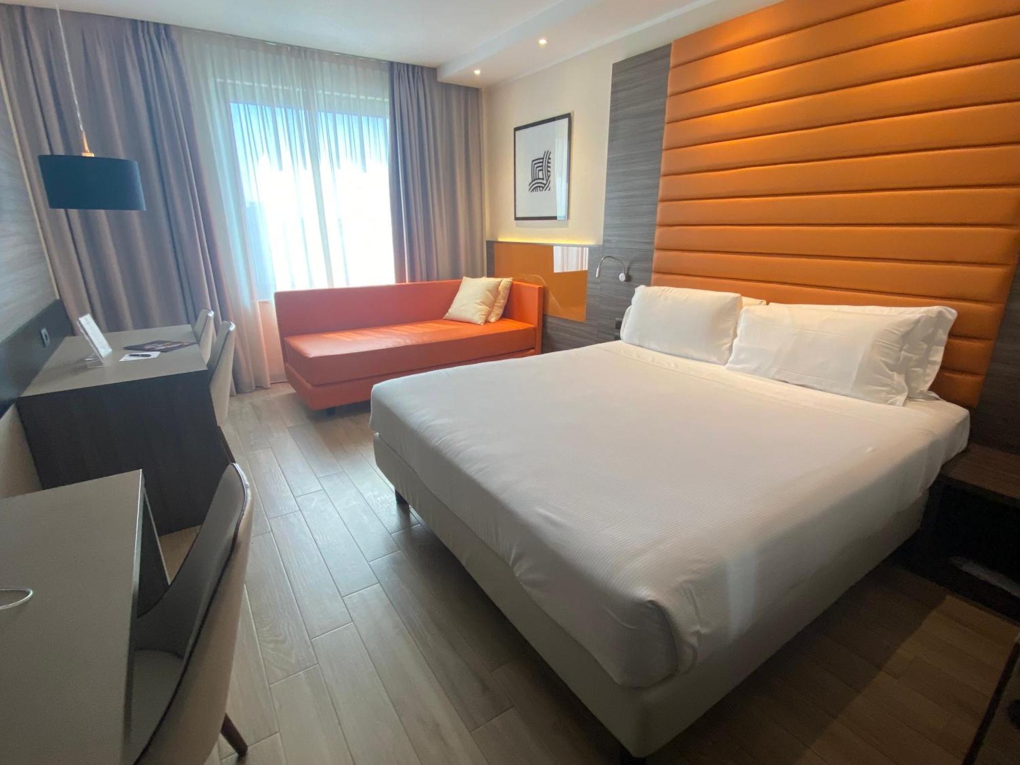 Ih Hotels Milano Lorenteggio מראה חיצוני תמונה
