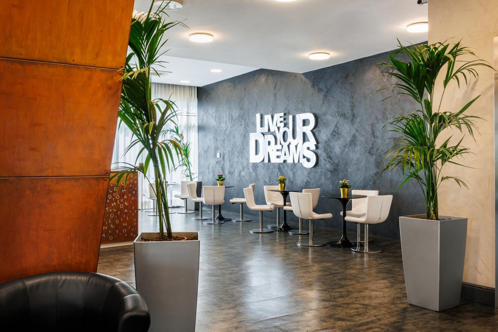 Ih Hotels Milano Lorenteggio מראה חיצוני תמונה