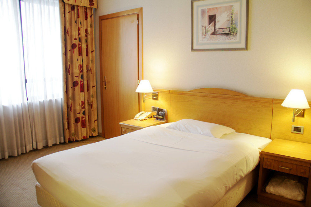 Ih Hotels Milano Lorenteggio מראה חיצוני תמונה