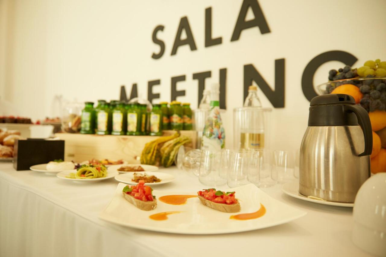 Ih Hotels Milano Lorenteggio מראה חיצוני תמונה